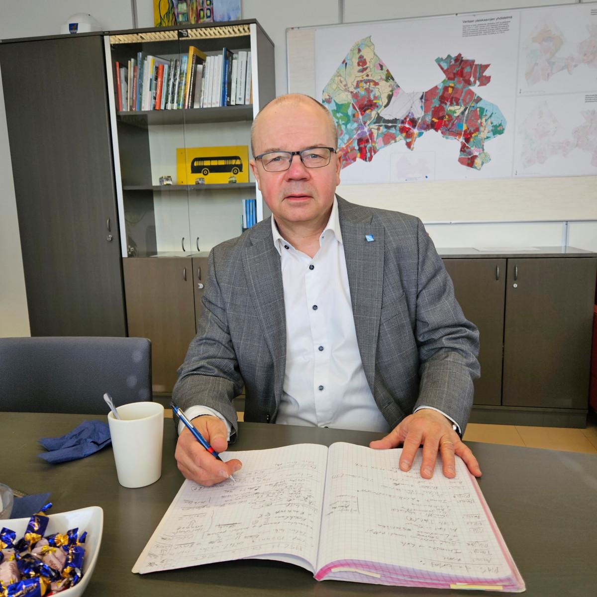 Vantaan apulaiskaupunginjohtaja Tero Anttila arvioi, että Jokiniemen alueelle voisi tulla asuntoja noin 2 000 vantaalaiselle. Asukasmäärä ratkeaa kaavoituksessa. Kuva: Pauli Juusela