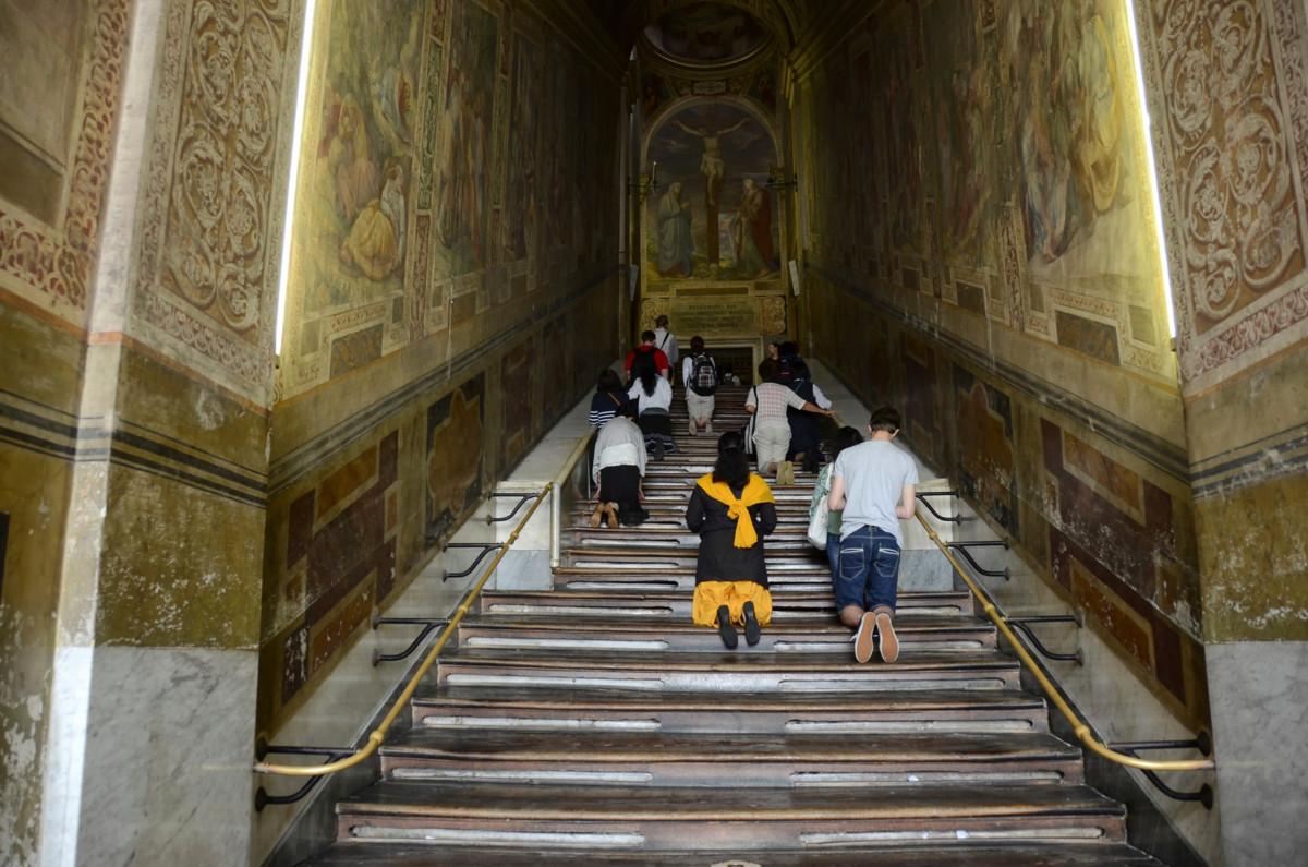 Pyhiinvaeltajat nousevat niin kutsuttuja Pyhiä portaita polvillaan. Kuva Dragos Olariu / Getty Images.