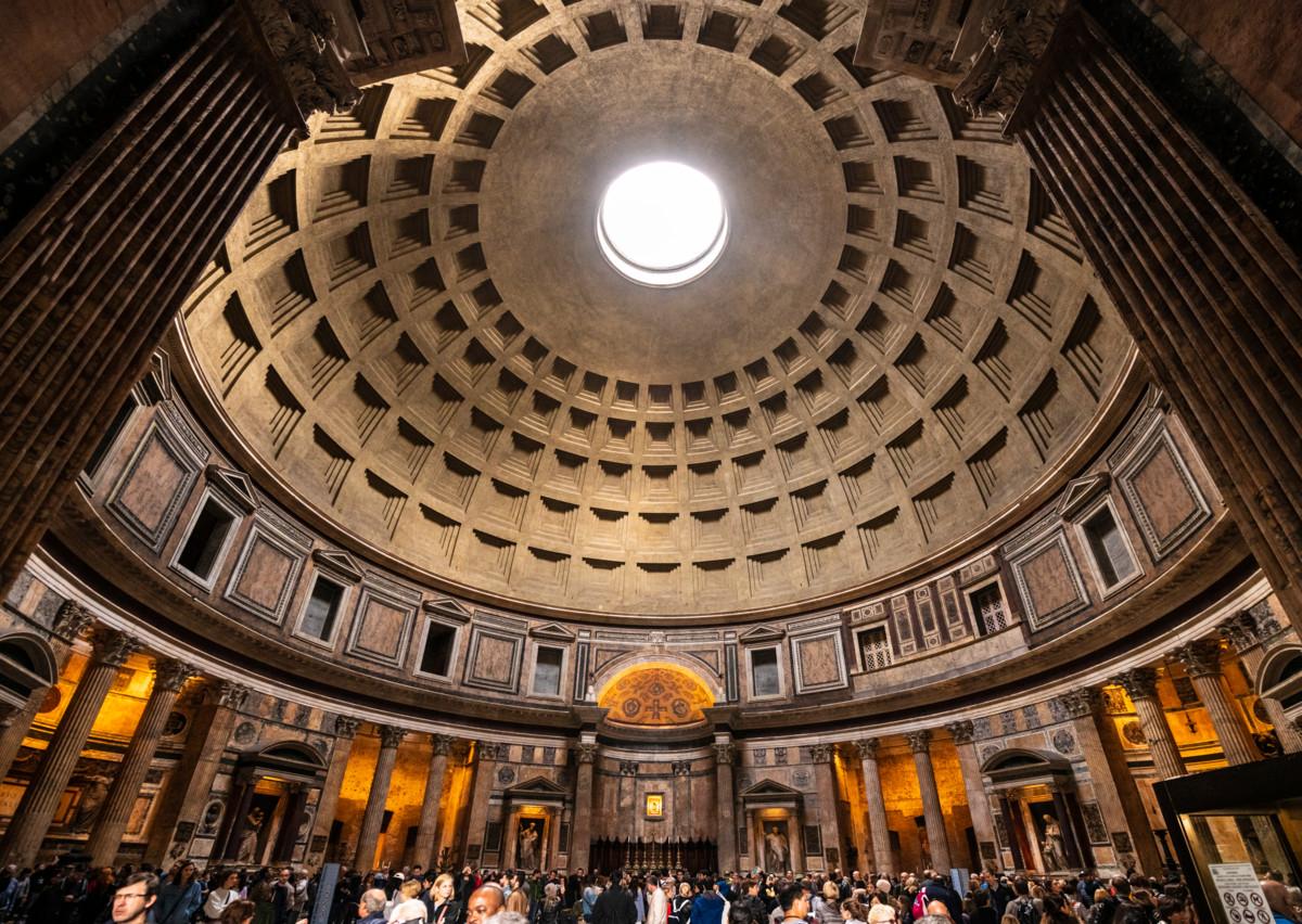 Pantheon oli alun perin antiikin jumalien temppeli. 600-luvulla se muutettiin kirkoksi. Kuva Istock.