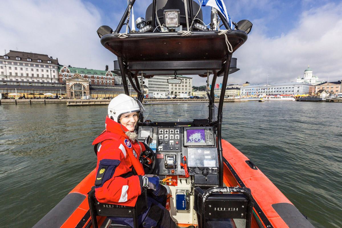 Maria Arvonen toimii SAR-pelastusveneen aliperämiehenä. Kypärä on avoveneissä tarpeen, sillä veneen matkavauhti on 30 solmua eli yli 55 kilometriä tunnissa.