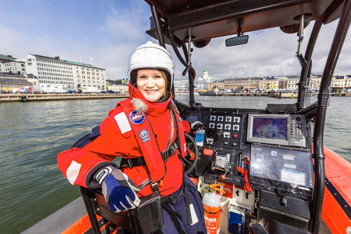Maria Arvonen toimii SAR-pelastusveneen aliperämiehenä. Kypärä on avoveneissä tarpeen, sillä veneen matkavauhti on 30 solmua eli yli 55 kilometriä tunnissa.
