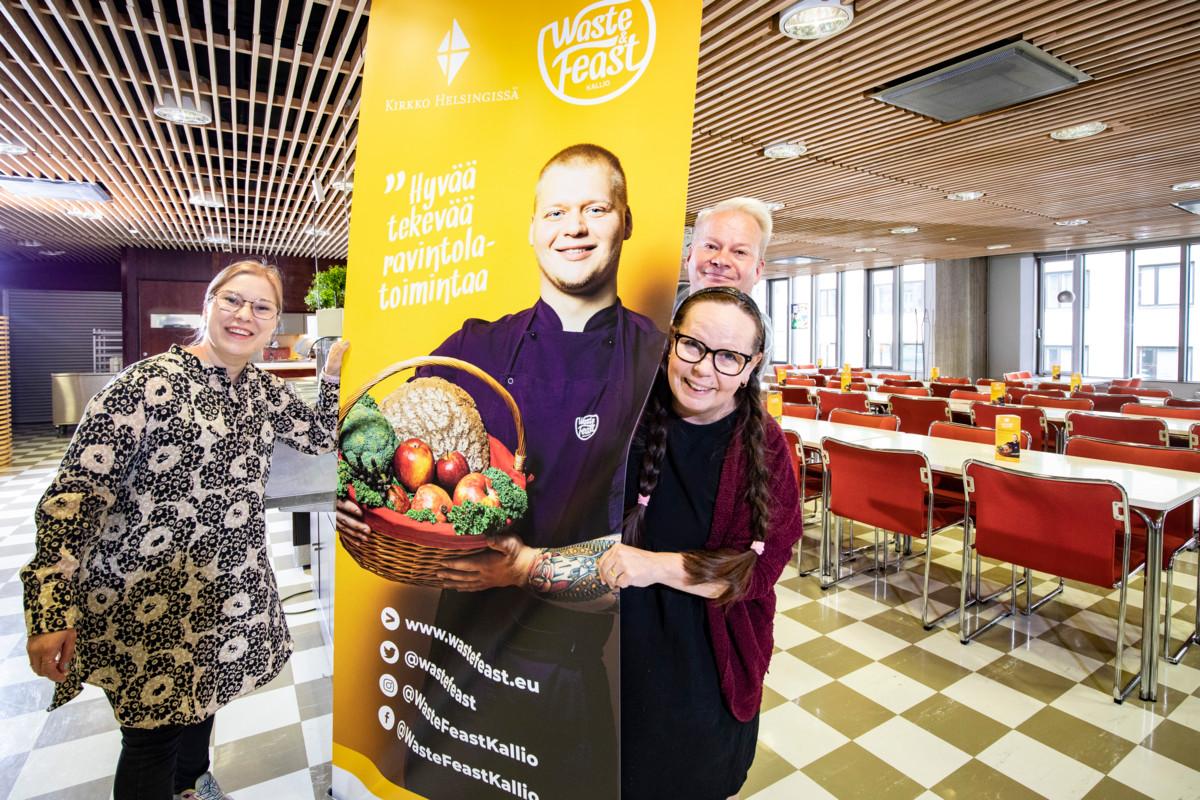 Ohjaaja Sini Jylhälehto, varustamokoordinaattori Mare Kinanen ja ruokapalveluvastaava Jari Riihijärvi avaavat uuden lounaspaikan elokuussa.