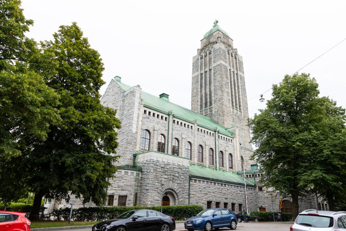 Arkkitehti Lars Sonckin suunnittelema Kallion kirkko on yksi Helsingin näkyvistä maamerkeistä.