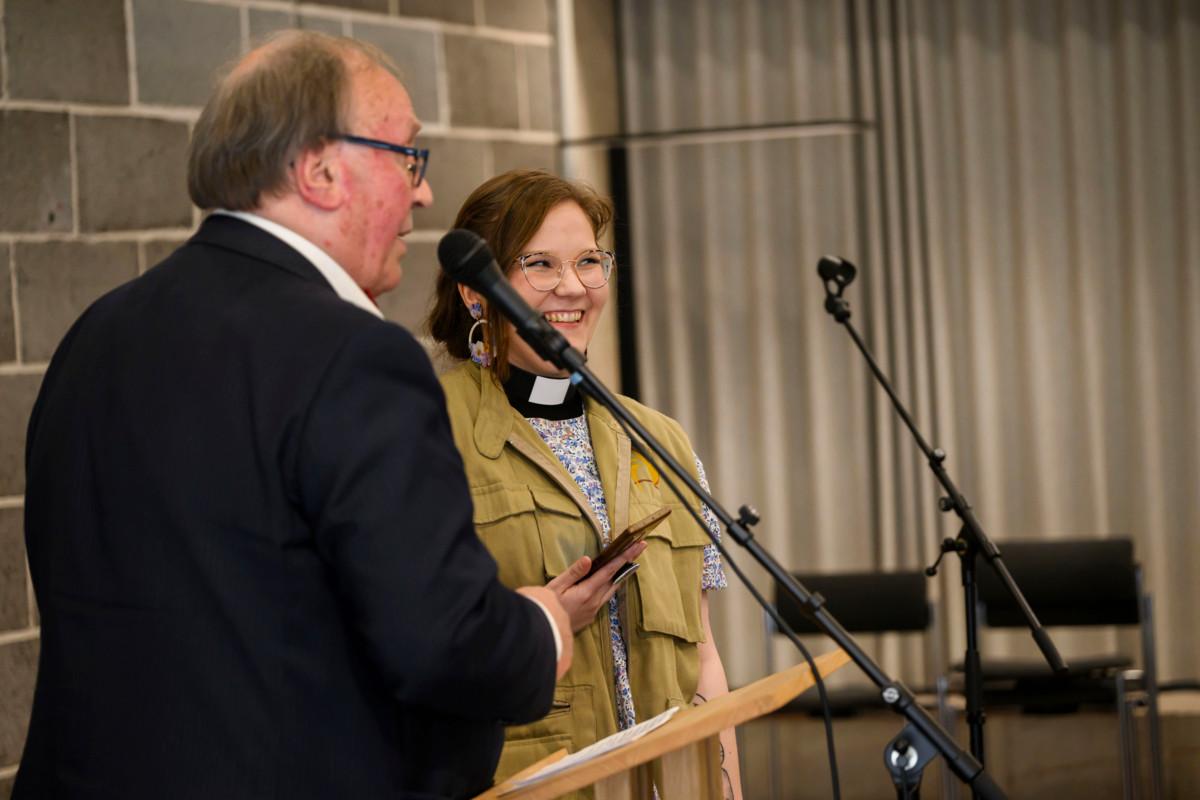 Pappi Anne Heikkinen vietti vuodenvaihteessa kolme kuukautta kansainvälisen EAPPI-ohjelman vapaaehtoisena ihmisoikeustarkkailijana Itä-Jerusalemissa ja Länsirannalla. Hänen mukaansa Israelin viime vaalien jälkeinen koveneva sisäpolitiikka vaikuttaa erityisen kipeästi palestiinalaisiin ja myös suora väkivalta palestiinalaisia kohtaan on lisääntynyt. Vasemmalla symposiumin juontaja Ilari Rantakari.