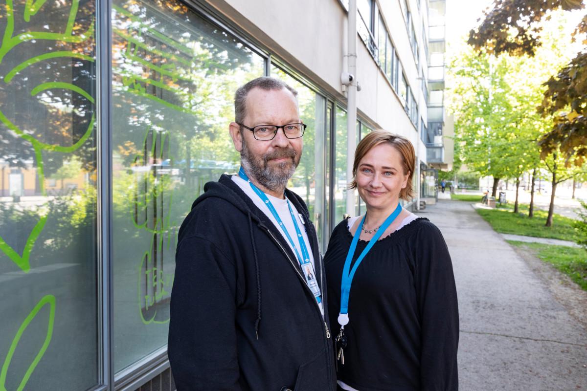Hermannin Valinnan kokemusasiantuntija Petri Valkoma ja koordinaattori Kati Paulin kuvattiin diakonisen kaupan edustalla toukokuussa.