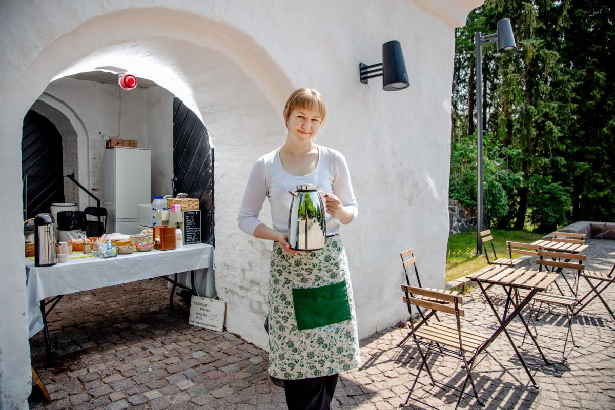Helmi Kettusen mielestä parasta kahvilan pitämisessä ovat olleet upea ympäristö sekä mukavat asiakkaat ja työkaverit.