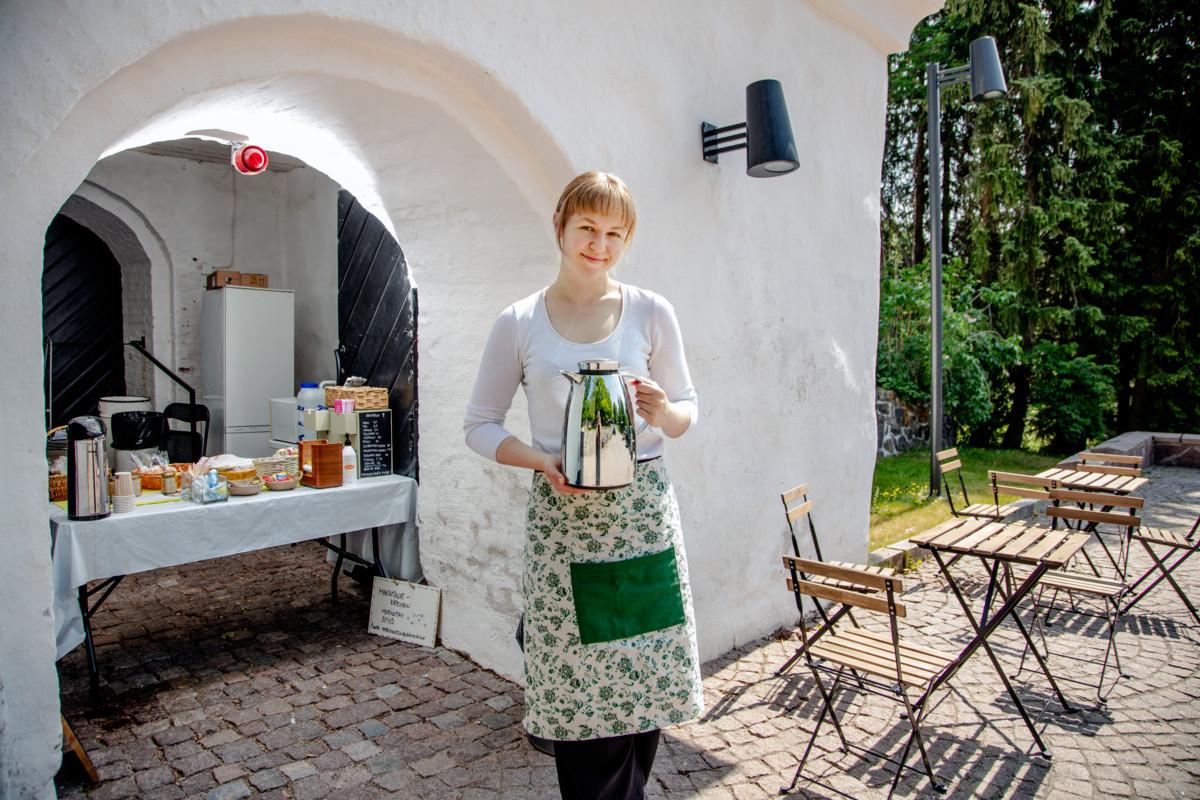 Helmi Kettusen mielestä parasta kahvilan pitämisessä ovat olleet upea ympäristö sekä mukavat asiakkaat ja työkaverit. 