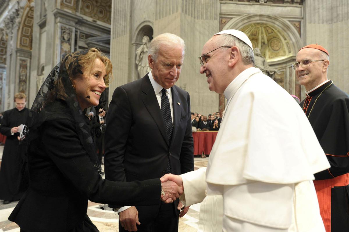 Joe Biden on tavannut paavi Franciscuksen useampaan kertaan. Kuvassa hän kättelee vaimonsa Jill Bidenin kanssa paavia vuonna 2013. Biden oli tuolloin Barack Obaman hallinnon varapresidentti ja osallistui paavin virkaanasettamismessuun Pietarinkirkossa. Kuva: AFP/Lehtikuva.