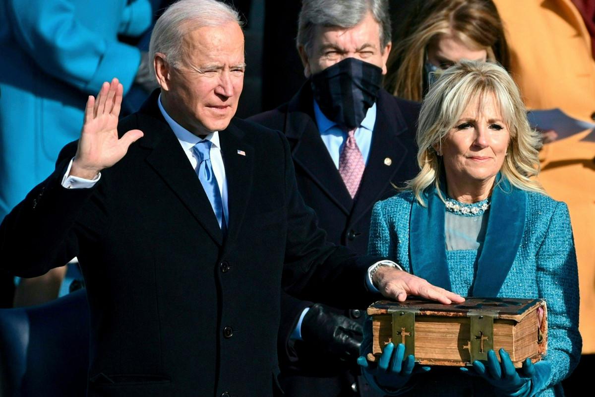Joe Biden vannoi virkavalansa käsi perheraamatulla, jota piti hänen vaimonsa Jill Biden. Kuva: Brendan Smialowski/ AFP/Lehtikuva.