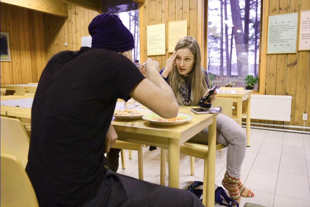 Kännykkä tulkkina. Diakoni Hanne Malkki käytti kännykän käännösohjelmaa apuna keskustellessaan turvapaikanhakijan kanssa Hilan leirikeskuksessa marraskuussa 2015.