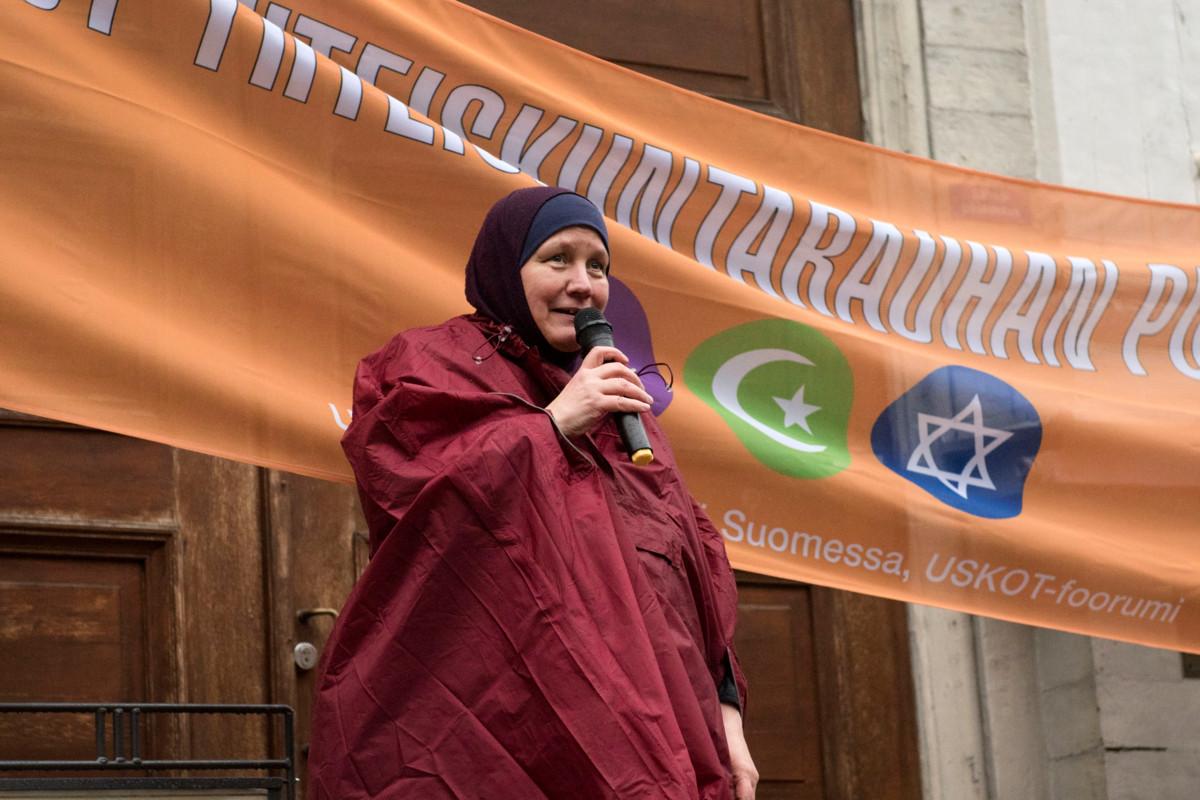 Suomen Muslimifoorumin nykyinen pääsihteeri Pia Jardi kuvattuna vuonna 2020 uskontojen rauhankävelyllä Helsingissä.