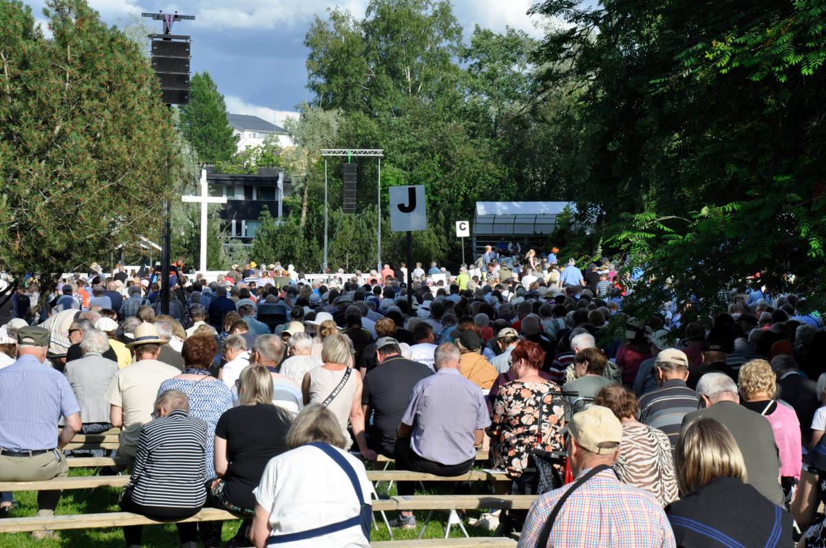 Herättäjäjuhlien aattoseurat keräsivät jo runsaasti väkeä. Juhlien yhteenlaskettu kävijämäärä oli kaksi kertaa suurempi kuin viime vuonna. Kuva: Minna Sorvala