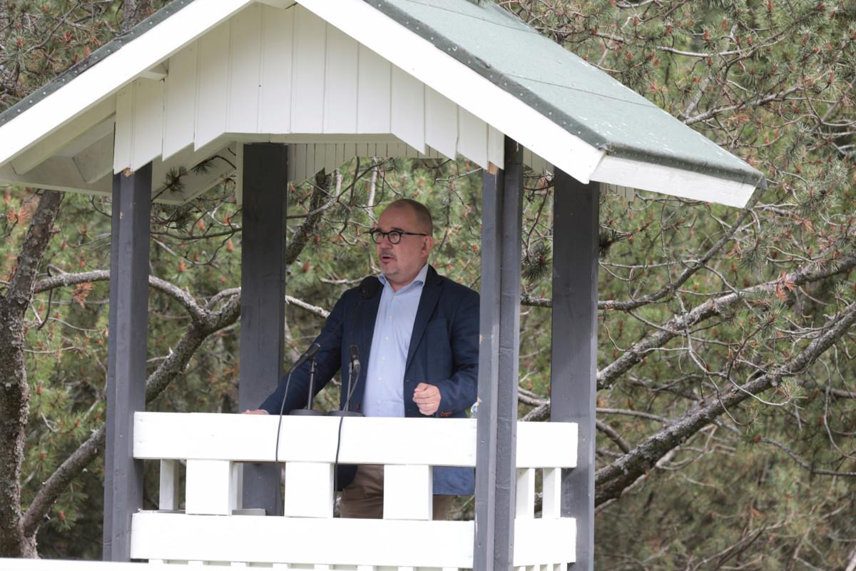 Suojelupoliisin päällikkö Antti Pelttari puhui päätösseuroissa. Hän muistutti, että sosiaalisen median algoritmien luonteeseen kuuluu kärjistää, mikä vaikuttaa vastakkainasettelun syvenemiseen. Kuva: Jukka Kontkanen