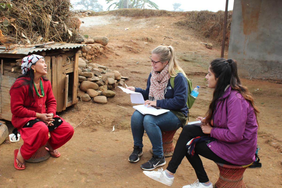 Mimosa Hedberg haastattelee Dil Kumari Bishwakarmaa, kastitonta dalit-naista, ilmastonmuutoksen vaikutuksista pienviljelijän elämään. Tulkkina toimii Sahas-järjestön työntekijä. Kuva: Sahas Nepal.