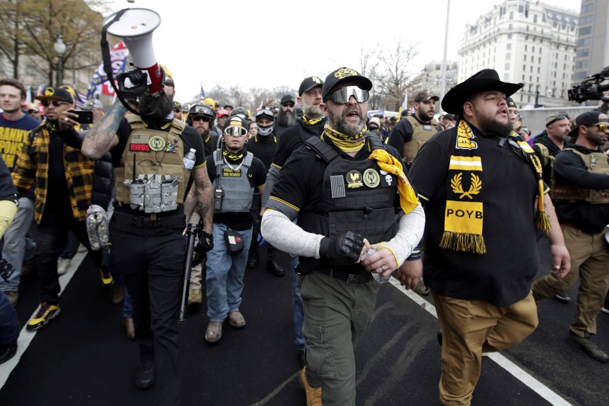 Äärioikeistolaisen Proud Boysin jäseniä osoittamassa mieltään Donald Trumpin puolesta. Vasemmalla marssivalla miehellä on liivissään kirjaimet RWDS eli Rigth Wing Death Squad. Samanlaista tunnusta piti kahdeksan ihmistä ostoskeskuksessa Dallasissa ampunut äärioikeistolainen joukkomurhaaja. Kuva: Luis M. Alvarez/AP/Lehtikuva