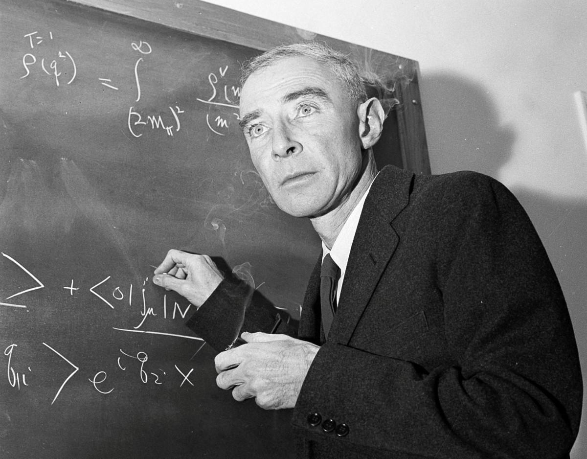Atomipommin kehittäjä J. Robert Oppenheimer työssään Princetonin Institute for Advanced Study -tutkimuslaitoksessa. Oppenheimer teki merkittävää ja laaja-alaista teoreettista tutkimusta monella fysiikan alalla, ja hän oli karismaattinen luennoitsija. Kuva: John Rooney/AP/Lehtikuva
