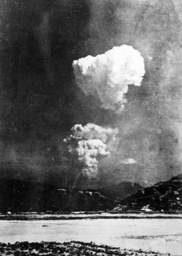 Hiroshiman atomipommin sienen muotoinen pilvi näytti tältä muutama minuutti räjähdyksen jälkeen. Kuva: Wikimedia Commons