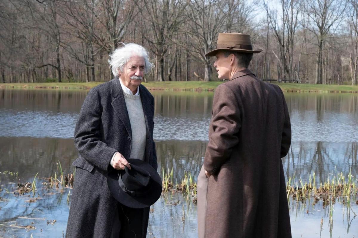 Albert Einstein (Tom Conti) keskustelee Oppenheimerin kanssa elokuvassa. Molemmat kannattivat atomipommin kehittämistä, jotta Hitlerin Saksa ei ehtisi ensin. Kuva: Universal Pictures