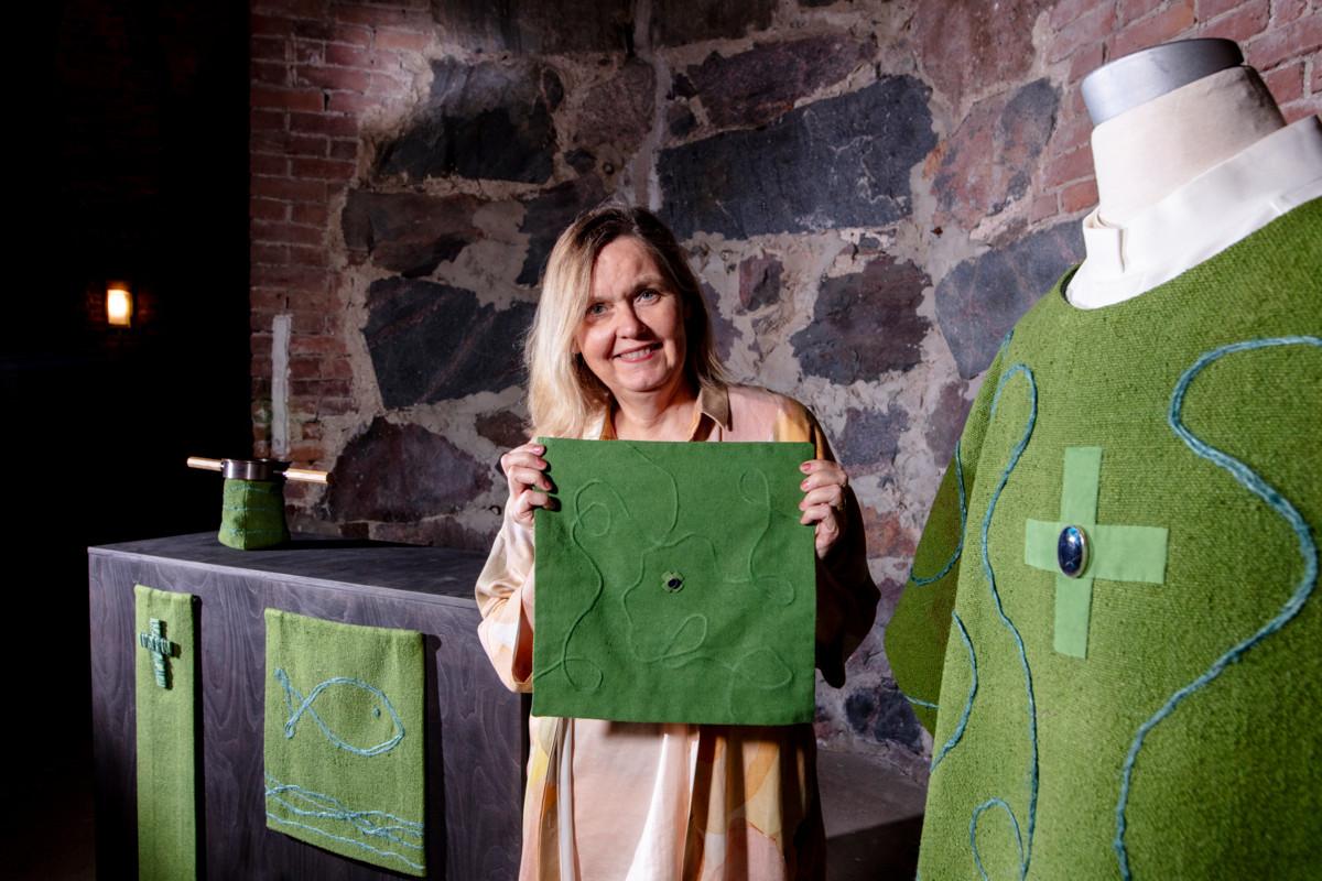 Vihreiden tekstiilien kuviointi kertoo uskon ja elämän juurista ja poluista.