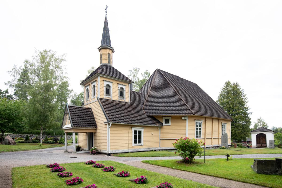 Nykyään Mikaelin seurakunnalle kuuluva Östersundomin kirkko on ollut väriltään myös punainen ja harmahtava. Keltainen siitä tuli vuonna 1954.