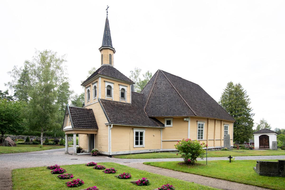 Helsingin Vanhin Kirkko Sijaitsee Keskell Maalaismaisemaa 