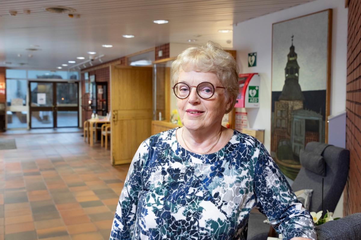 Arja Yli-Hemmo toimii vapaaehtoisena suomen kielen ohjaajana maahanmuuttajille. Ryhmä kokoontuu tiistaiaamuisin Soukan kappelissa.