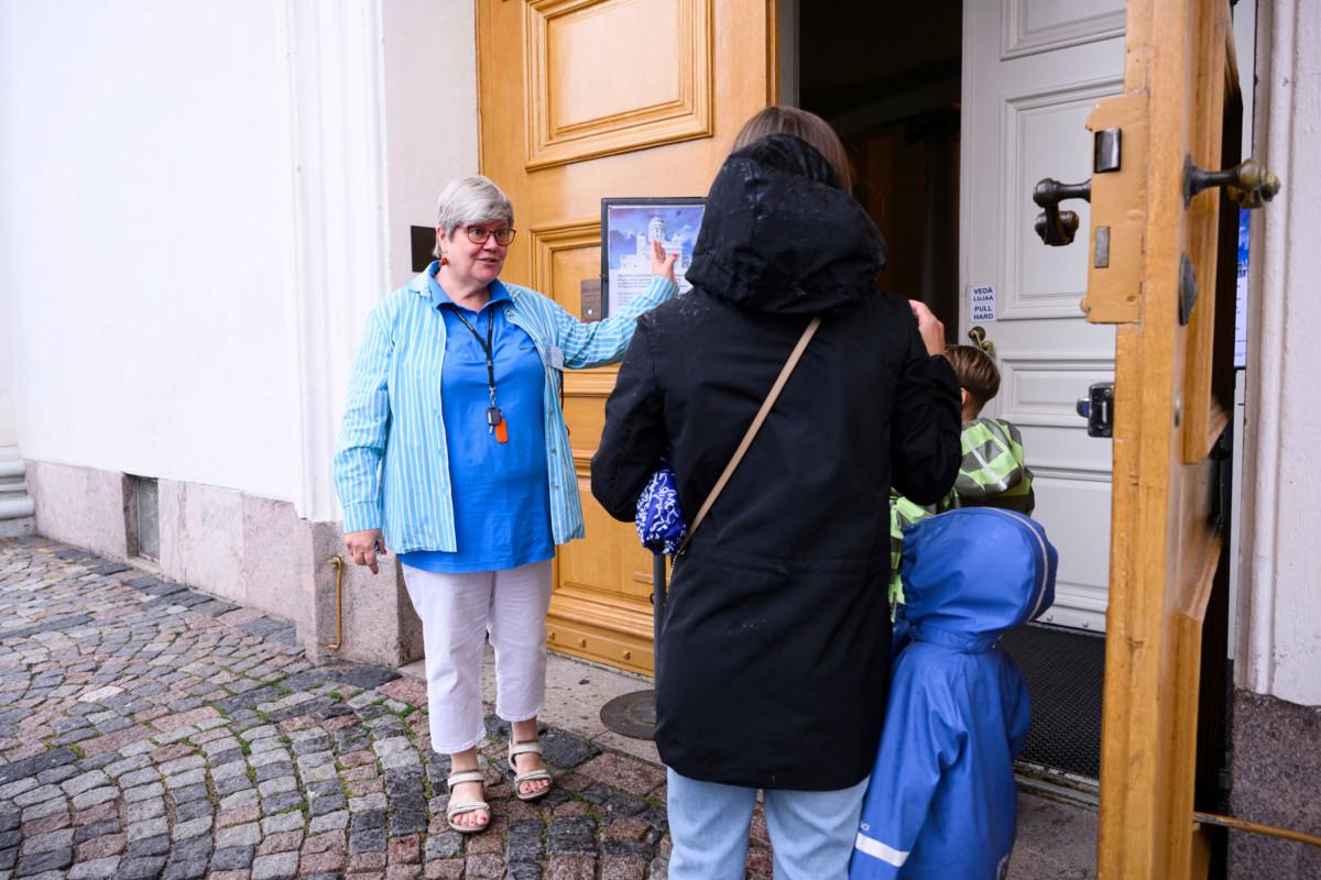 Hannele Siro liittyi Tuomiokirkon vapaaehtoisten päivystäjien rinkiin vuonna 2000. 