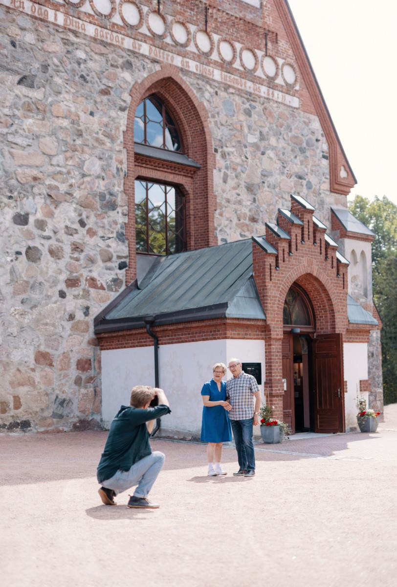 Valokuvaaja Jani Karlsson otti pariskunnasta uuden “hääkuvan” Pyhän Laurin kirkon pihalla niin kuin silloin ennen.