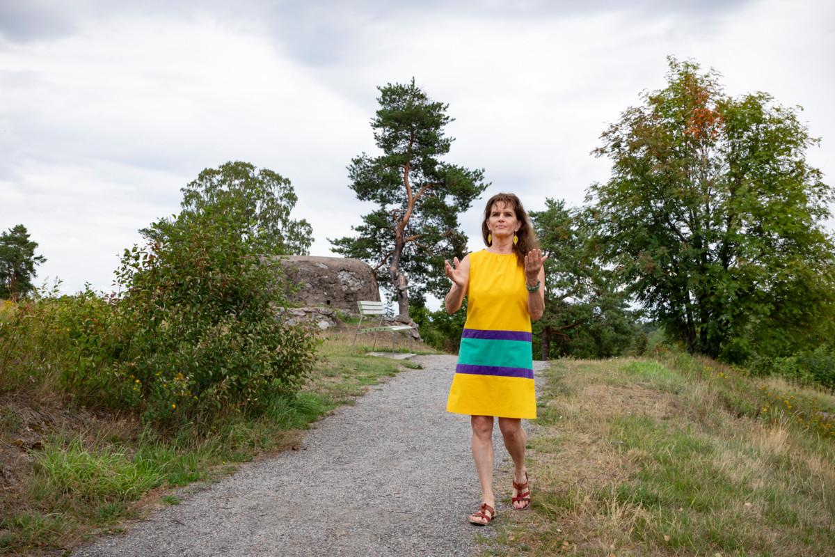 Tiina Sara-aho ohjaa meditatiivista tanssia ja kouluttaa uusia ohjaajia.