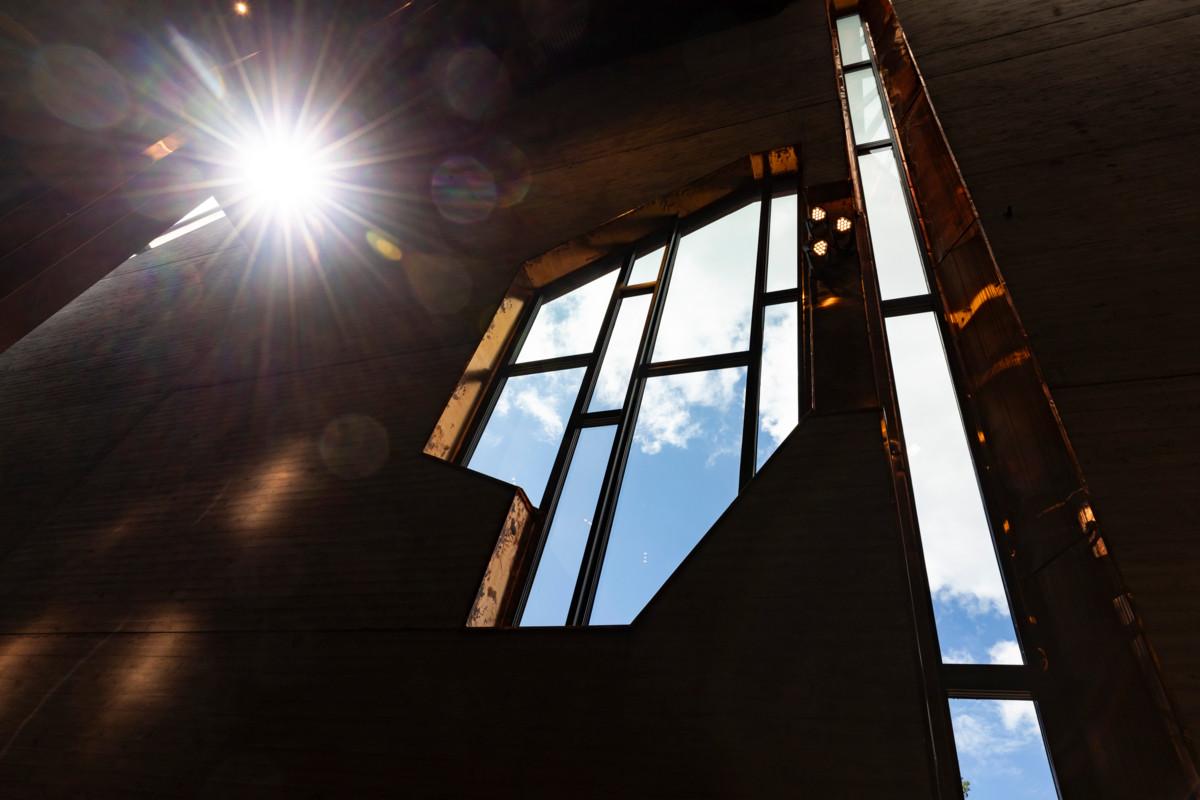 Espoonlahden kirkkosaliin valoa antaa Espoon kartan muotoinen ikkuna.