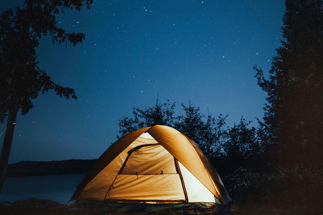 Suomen luonnon päivän merkeissä voi yöpyä teltassa. Se onnistuu Espoon seurakuntien järjestämässä tapahtumassa.