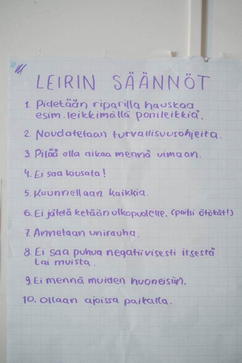 Leirin säännöt on kiinnitetty seinälle.