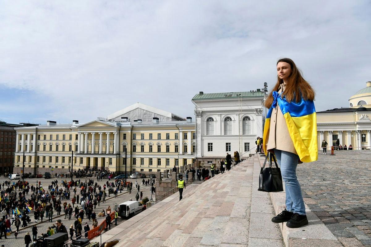 Nadiia Fedorova seisoi Helsingin tuomiokirkon portailla ennen Senaatintorilla 18.4.2022 järjestettyä ekumeenista rukoushetkeä Ukrainan ja maailman rauhan puolesta. Paikalla oli tuhansia ihmisiä. Fedorova toivoo, että tänä torstaina tori olisi täynnä väkeä. Kuva: Emmi Korhonen/Lehtikuva