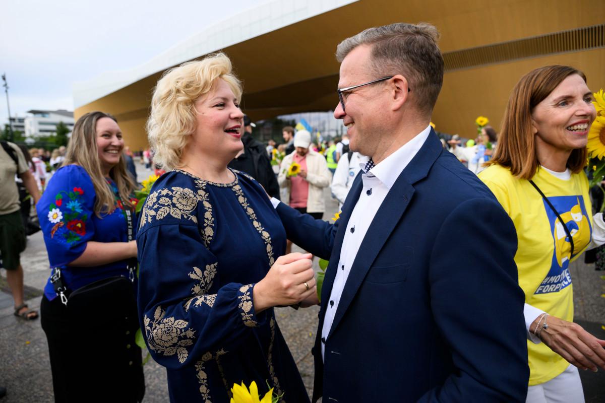 Pääministeri Petteri Orpo tapasi Kansalaistorilla Ukrainan suurlähettilään Olga Dibrovan. Kuva: Jussi Helttunen