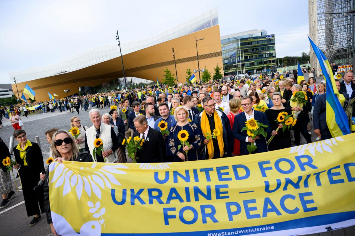 Auringonkukkakulkue Kansalaistorilta Senaatintorille juhlisti Ukrainan itsenäisyyspäivää. Kuva: Jussi Helttunen