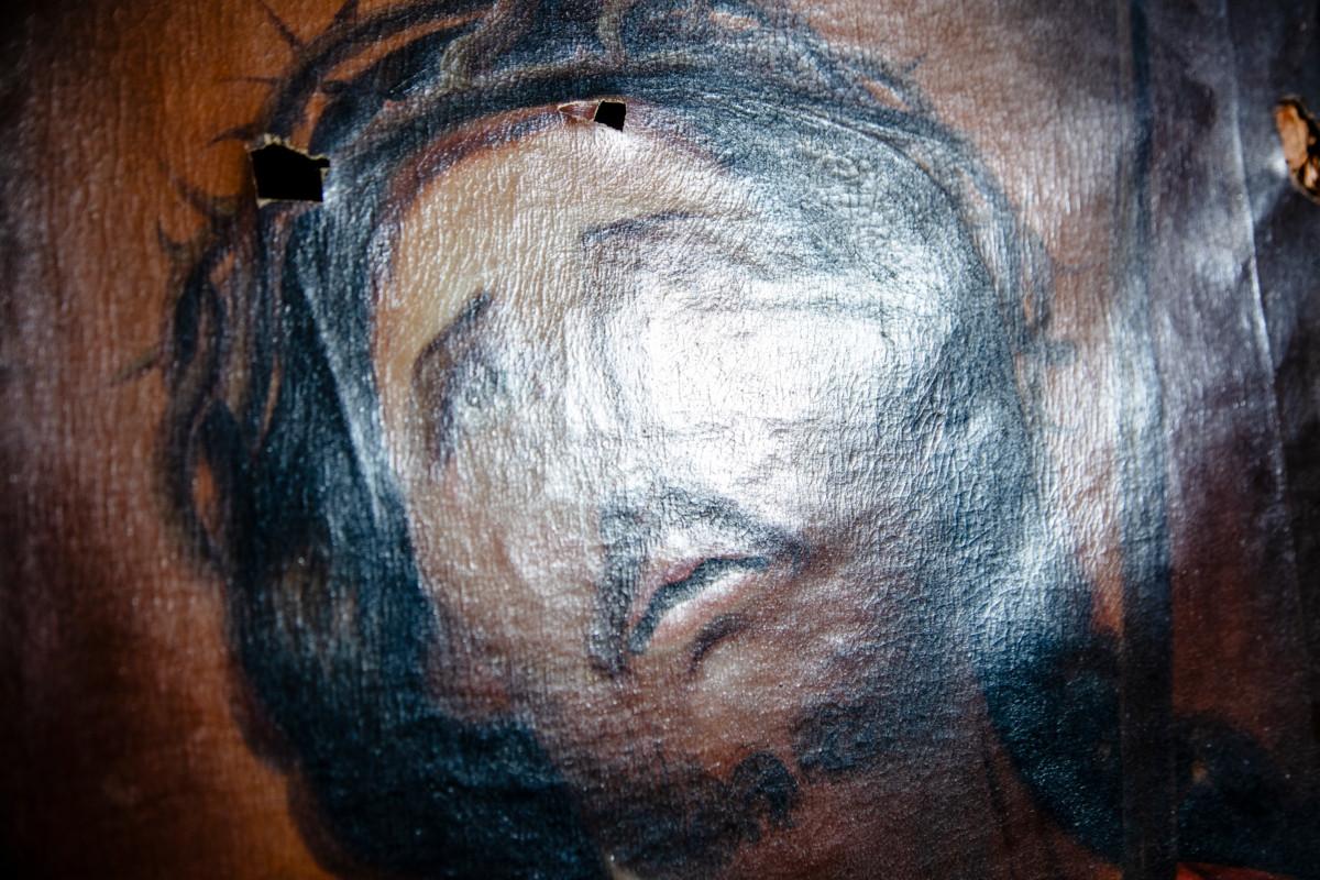 Mitä Jeesus tekisi? Tämä Jeesuksen kuva sai osumia talvisodassa Luther-kirkossa.