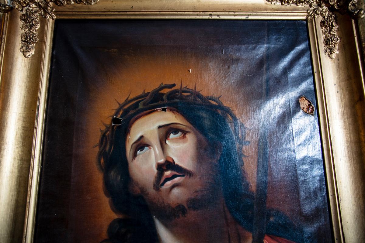 Luther-kirkon Jeesus-taulu vaurioitui talvisodan pommituksissa.