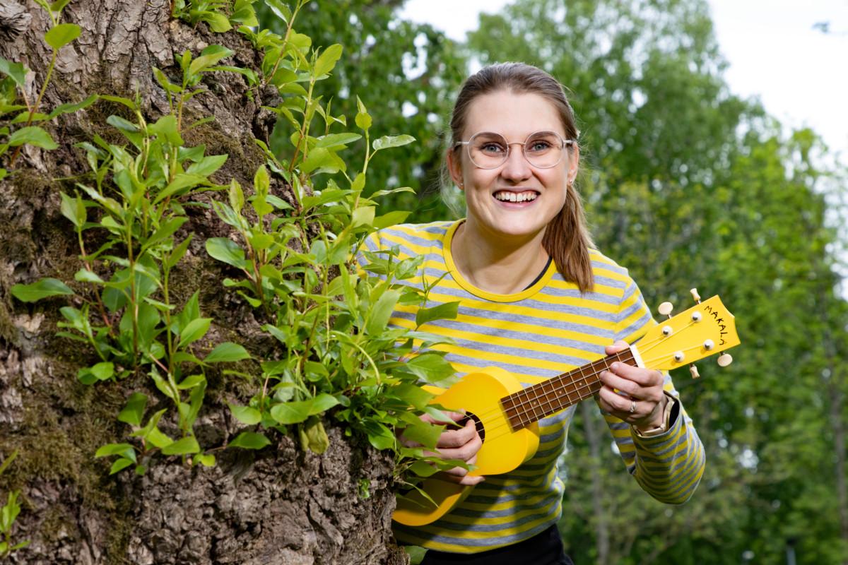 Sini Nikku toimii Hakunilan seurakunnassa kanttorina ja varhaisiän musiikkikasvattajana.