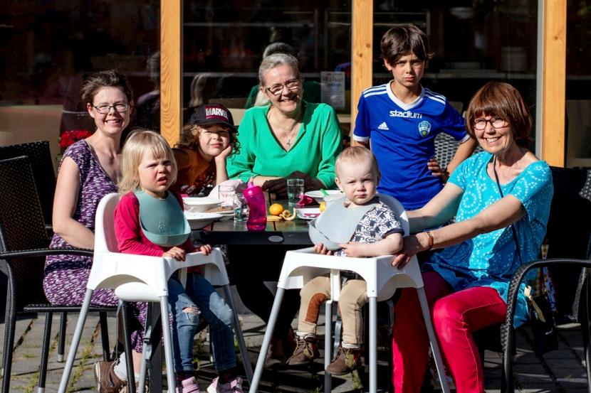 Kesäkeitto maistui Suvelan kappelin pihapöydässä istuville Natalie Tuurnalle ja hänen lapsilleen Emilylle, Alexikselle, Lennylle ja Ingmarille. Heitä ovat auttamassa seurakunnan työntekijät Kristiina Hannula ja Kaarina Heinonen.