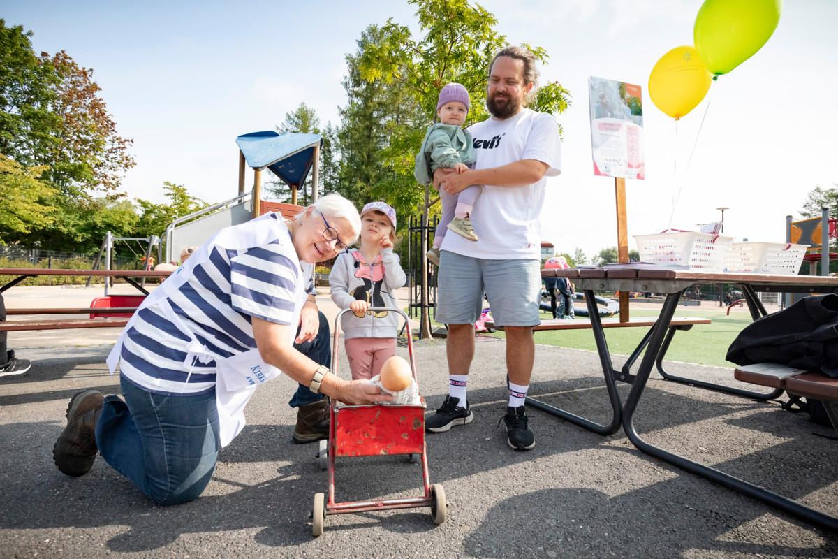 Leena Ronkainen kertoi vapaaehtoistoiminnan mahdollisuuksista Antti Koski-Laulajalle Oulunkylän leikkipuisto Mäkitorpassa. Mukana Koski-Laulajan lapset Vuokko (sylissä) ja Sylvi.