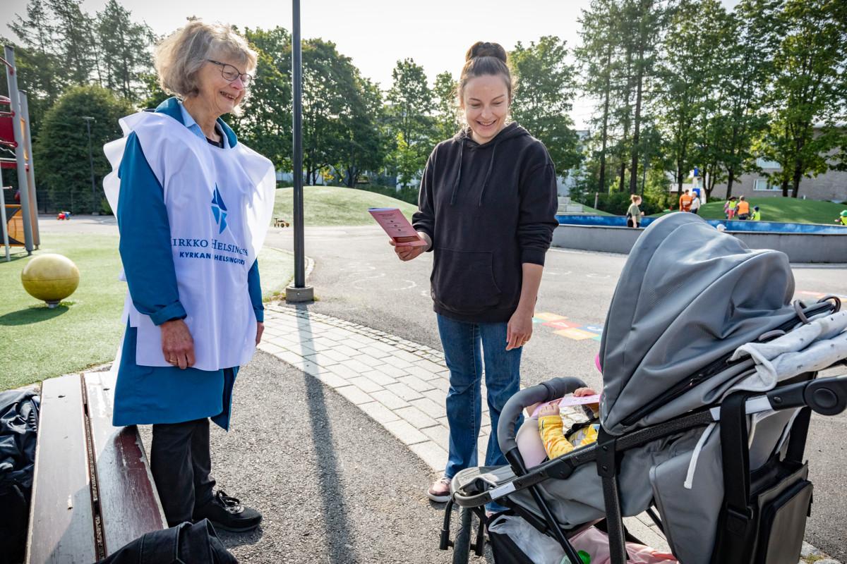 Anja Haltia jutteli Petra Erosen kanssa. Rattaissa istuva Erosen Velda-tytär on saanut oman esitteensä.