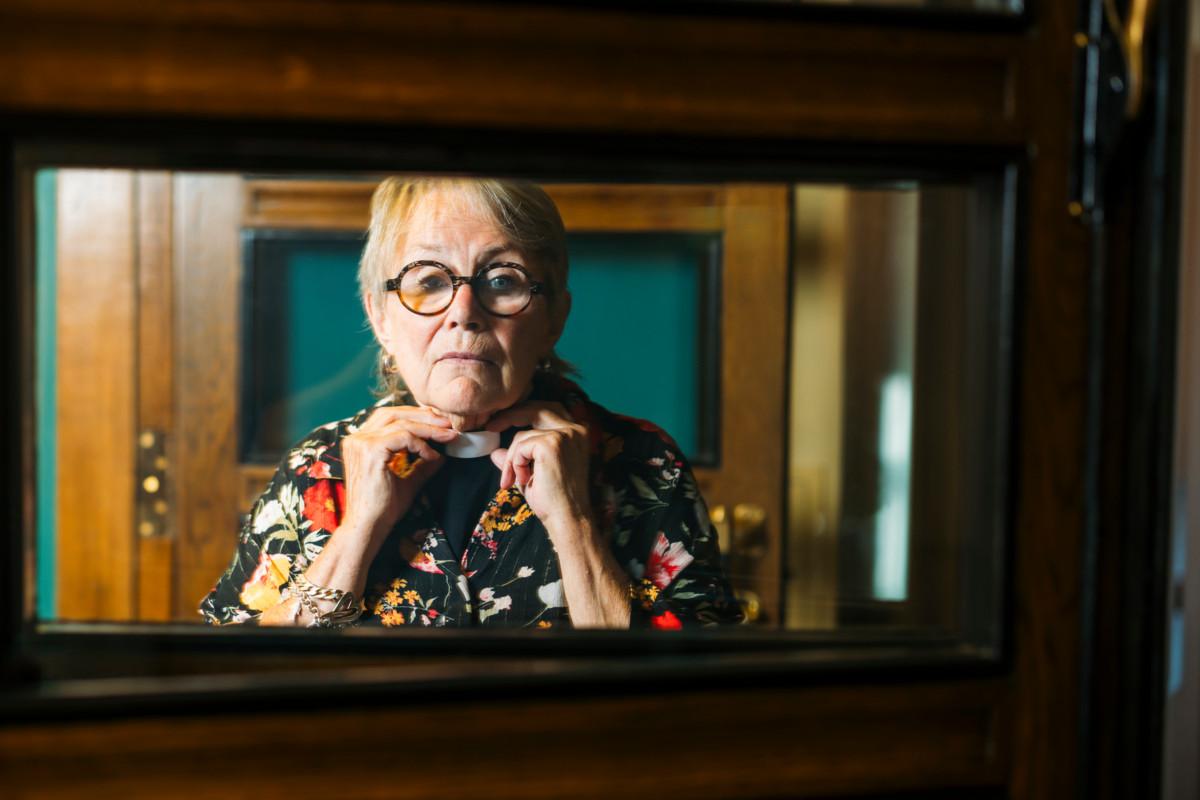 Hilkka Olkinuora on saanut useamman kerran kuulla, ettei ole kuin pappi. Aluksi se satutti ja itketti, mutta vähitellen hän ymmärsi, että kommentit oli tarkoitettu kiitokseksi.