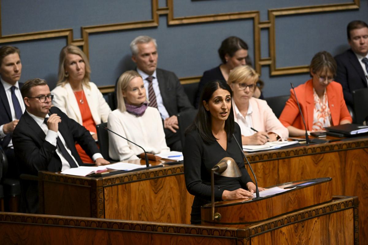 SDP:n varapuheenjohtaja Nasima Razmyar puhui eduskunnassa 6.9. Täysistunnossa keskusteltiin valtioneuvoston tiedonannosta yhdenvertaisuuden, tasa-arvon ja syrjimättömyyden edistämisestä suomalaisessa yhteiskunnassa. Pääministeri Petteri Orpo (Kok), valtiovarainministeri Riikka Purra (PS), opetusministeri Anna-Maja Henriksson (RKP) ja maatalousministeri Sari Essayah (kd) kuuntelivat puheenvuoroa ministerien lehterin eturivissä. Kuva: Markku Ulander / Lehtikuva.