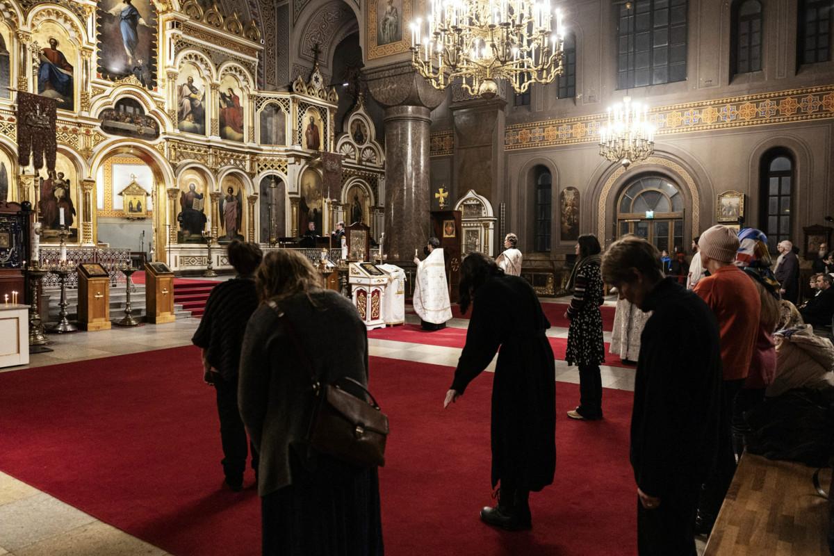 Suomen ortodoksisessa kirkossa oli viime vuoden lopussa noin 56 600 jäsentä. Seurakunnista suurin on Helsingin ortodoksinen seurakunta, joka kattaa Uudenmaan sekä Kanta- ja Päijät-Hämeen ja jolla on noin 22 000 jäsentä. Kuvassa vietetään vigiliaa Uspenskin katedraalissa Helsingissä tammikuussa 2022. Kuva Lehtikuva / Roni Rekomaa.