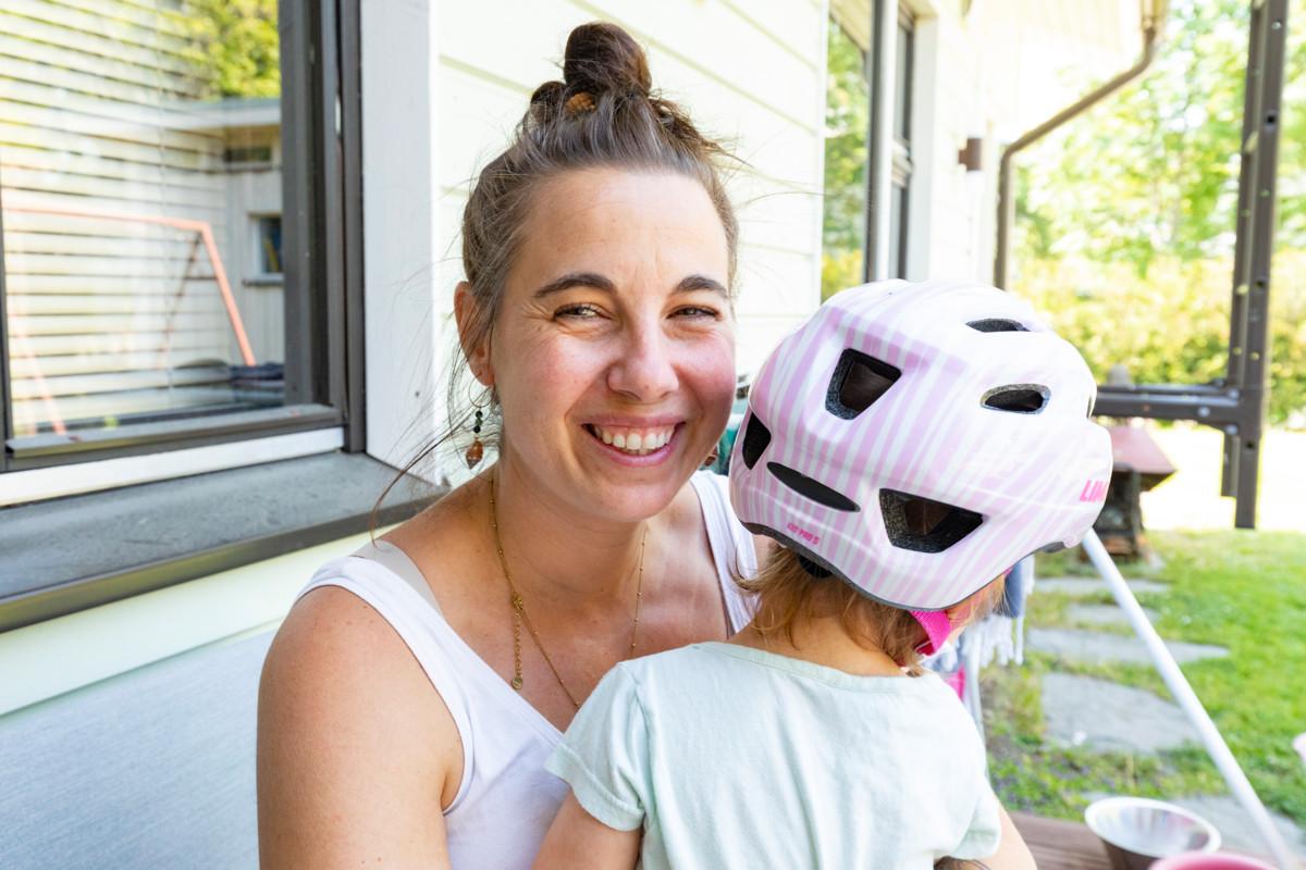 – On ihanaa, että on tällaista ilmaista toimintaa, jossa lapset viihtyvät eikä vanhempien tarvitse ottaa aikatauluista paineita, Marja Diaz Lehto kuvailee perhekerhojen toimintaa. Sylissä kaksivuotias Valeriana-tytär.