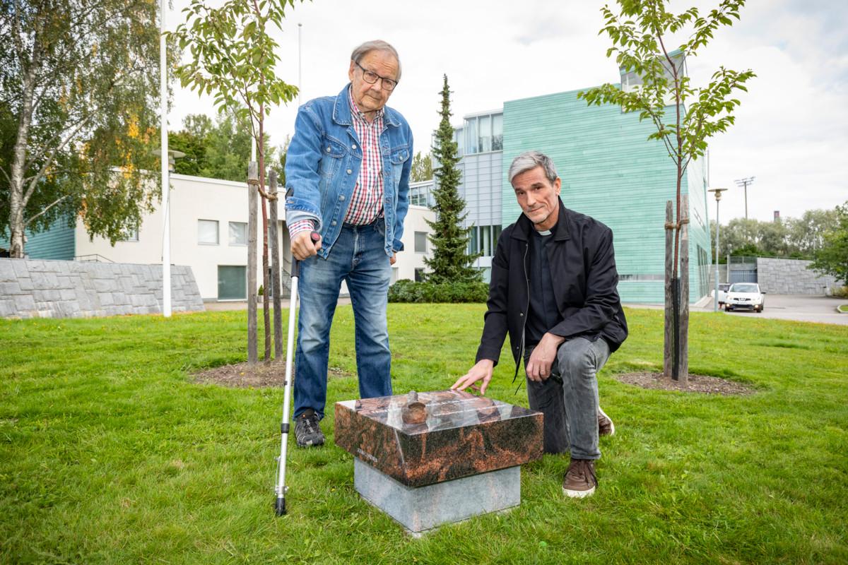 Kuolleiden lasten muistomerkkiä tarkastelevat Hämeenkylän seurakunnan kirkkoherra Matti Hyry ja muistokiven suunnittelija kuvanveistäjä Jorma Lehtonen.