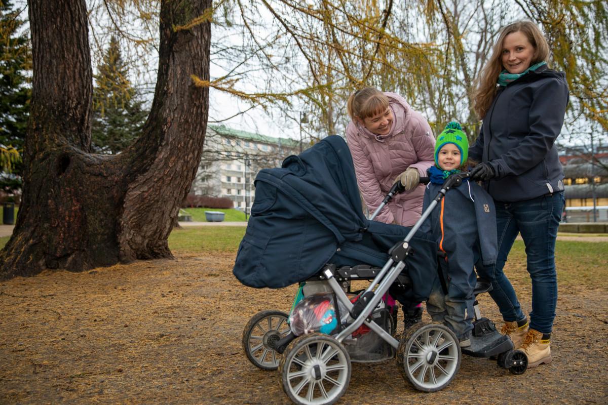 Pikkuhelpin työntekijä voi tukea vanhempia muun muassa ulkoilemalla lasten kanssa.  Pikkuhelppi-lastenohjaaja Suvi-Anna Kärkönen (vas.), Anna Suominen ja hänen 3,5-vuotias lapsensa kuvattiin Tampereella. Nyt toiminta on tuotu myös Vantaalle. 