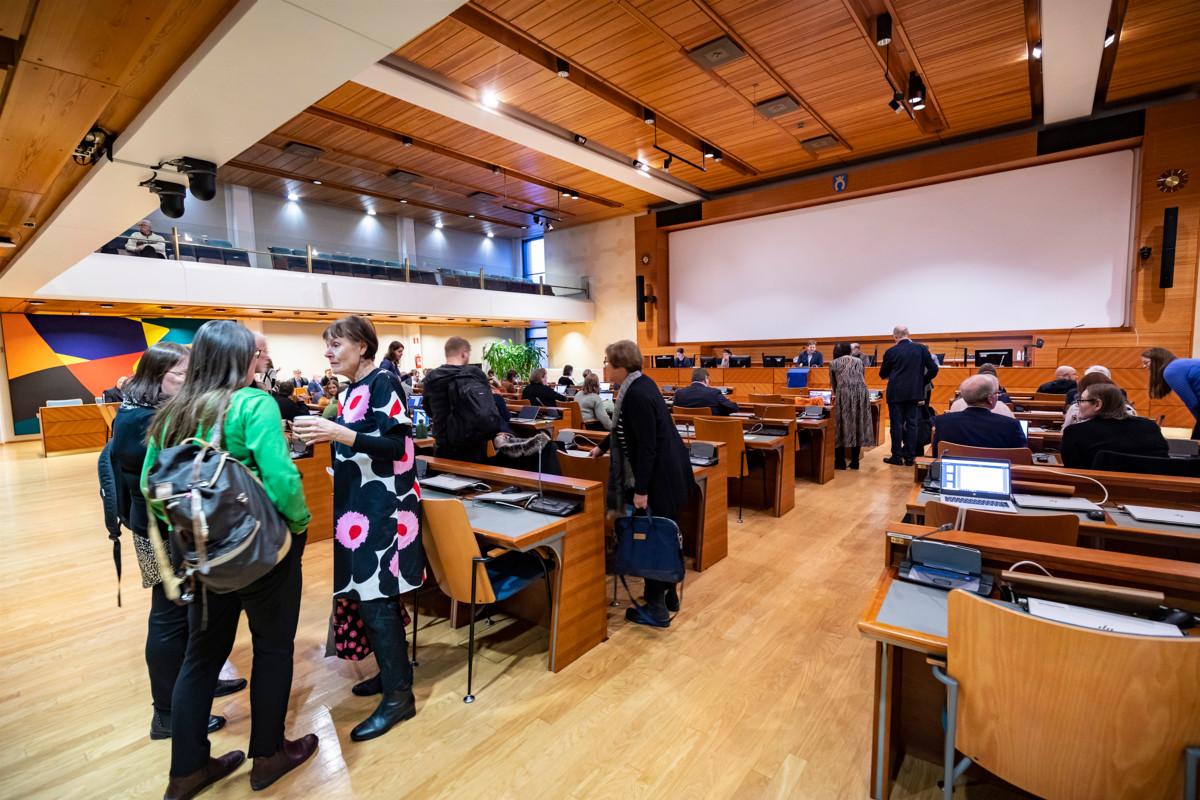 Kirkkovaltuutetut neuvottelevat kokoustauolla.