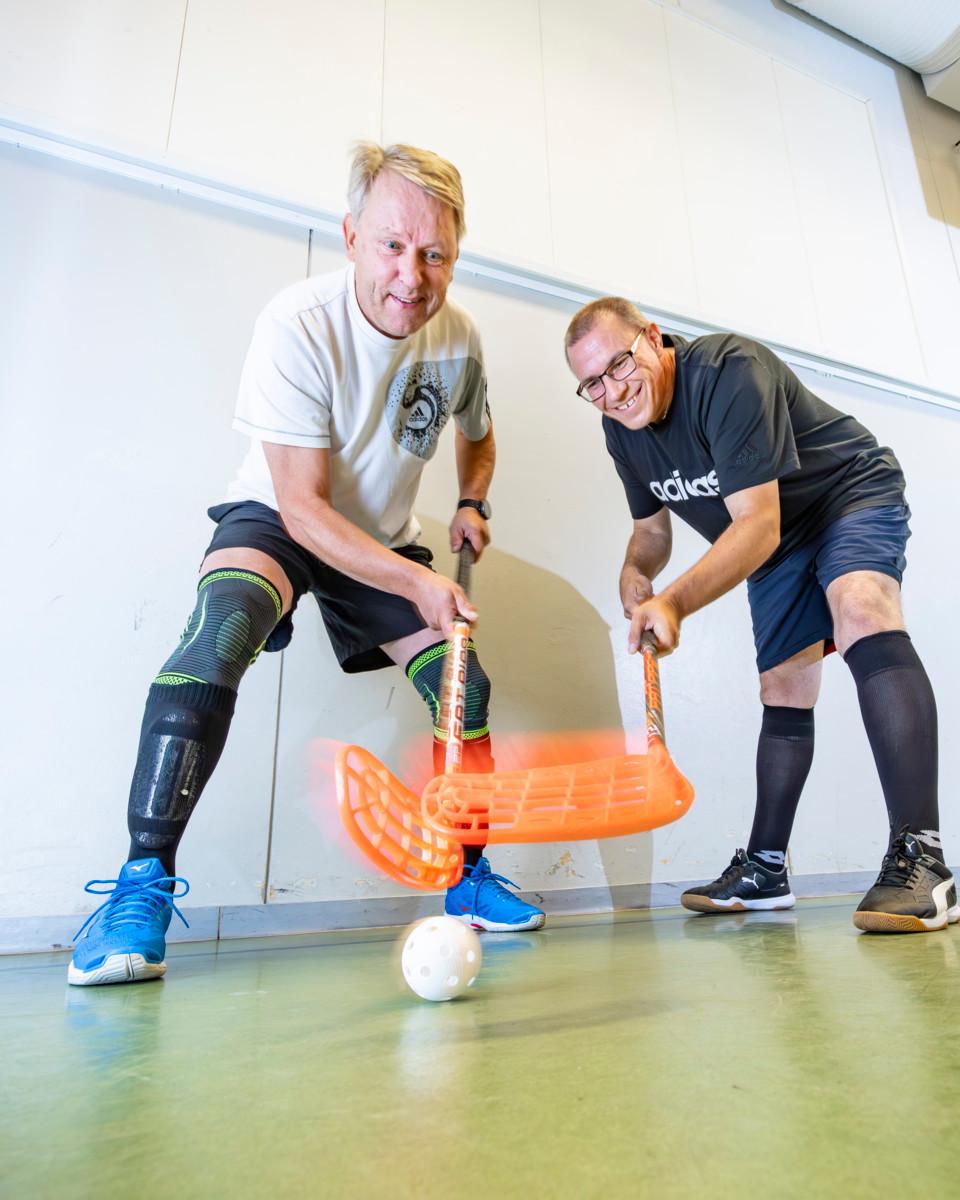 Sählyporukan vetäjä Sauli Salmensuu (vas.) ja Samuli Kallio poseeraavat hieman ennen peliä.