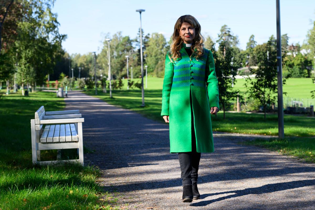 – Moni vanhus ei uskalla lähteä yksin ulos, sanoo Tapiolan seurakunnan diakoni Katja Karvinen. Valtakunnallista Vie vanhus ulos -päivää vietetään torstaina 5.10.